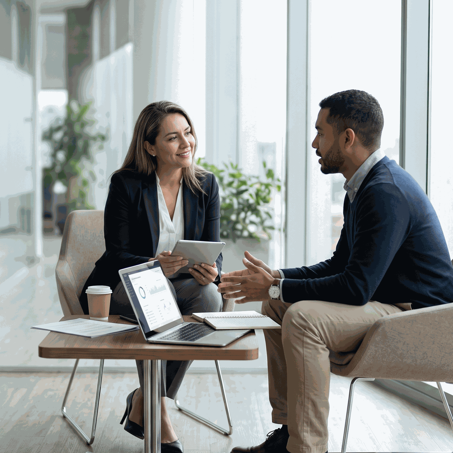 Diplomado en experiencia del cliente de Alitic con profesionales evaluando métricas en laptop y tablet